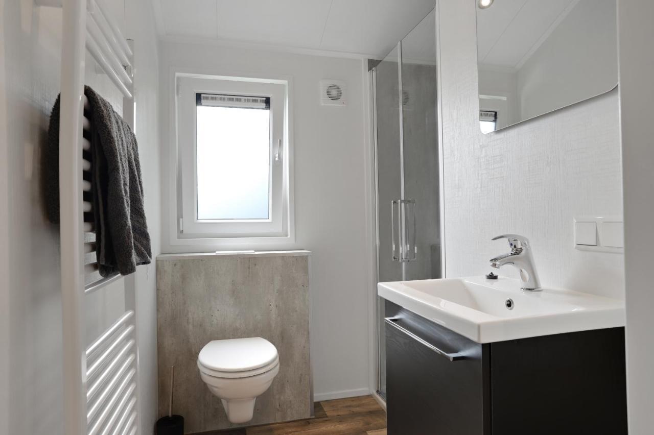 Luxe Chalet In Oosterwolde In Friesland, Op Rustig Park Met Uitzicht Op Meer En Strandje Exterior photo
